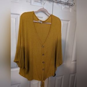 Free Kisses gold v-neck, button down blouse size 3X